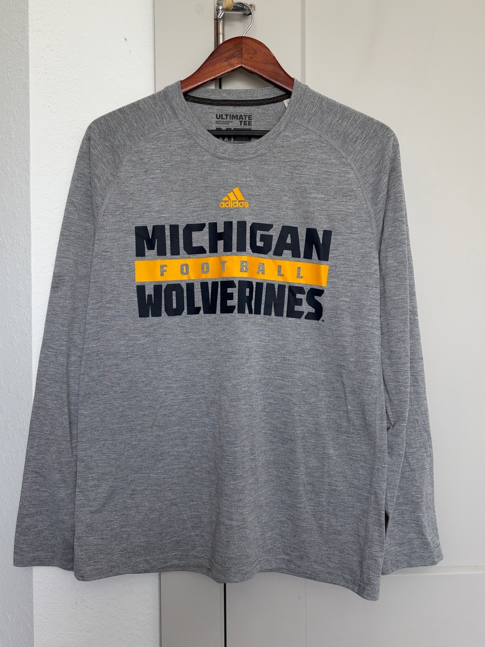 ADIDAS MICHIGAN WOLVERINES LONG-SLEEVE ATHLETIC SHIRT GREY MEN’S MEDIUM